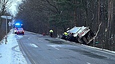 U Semic na Nymbursku narazil popelá�ský v�z do stromu. (31. prosince 2025)