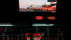 Ob�í obrazovka v �ínském Pekingu zobrazuje zprávy o �ínských vojenských...