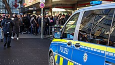 Napjatá situace p�ed budovou n�mecké spo�itelny v západon�meckém...