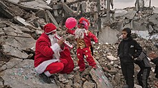 Palestin�tí klauni Murad Murad oble�ený v kostýmu Santa Clause a Alaa Miqdad...