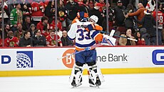 Branká� David Rittich a Casey Cizikas z NY Islanders slaví výhru nad Chicago...