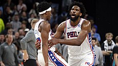VJ Edgecombe a Joel Embiid z Philadelphia 76ers slaví b�hem prodlou�ení zápasu...