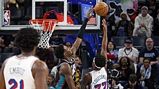 Jaren Jackson Jr. z Memphis Grizzlies blokuje pokus VJ Edgecombeho z...