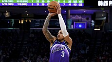 Keyonte George z Utah Jazz st�ílí v zápase s Boston Celtics.