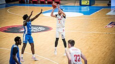 Mat�j Svoboda z Nymburka pálí v zápase s Olomouckem.