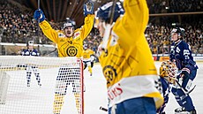 Yannick Frehner a Adam Tambellini z Davosu slaví gól ve finále Spengler Cupu.