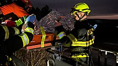 Záchraná�i a hasi�i museli za zran�nou dívkou do vý�ky t�iceti metr�. (29....