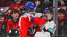 Úto�ník hokejové dvacítky Václav Nestra�il (vlevo) se pustil do loty�ského...