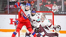 Úto�ník �eské hokejové dvacítky �t�pán Hoch (25) se p�ed loty�ským branká�em...