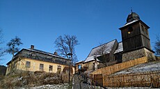 Kostel sv. Kry�tofa s farou (vlevo), zvonicí (vpravo) a márnicí (uprost�ed)