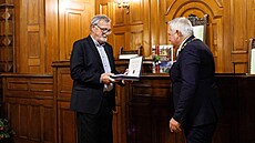 Libere�tí zastupitelé ud�lili Medaili m�sta in memoriam Ji�ímu Moulisovi....