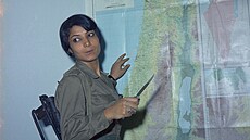 Lajla Chálidová v roce 1970 u mapy Izraele. Prstení�ek pravé ruky jí zdobí...