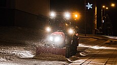 Situace po no�ním sn�ení ve Zbý�ov� u Brna - traktor s radlicí odhrnuje sníh z...