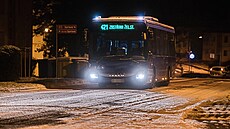 Autobus jede po zasn�ené silnici ve Zbý�ov� u Brna (30. prosince 2025).