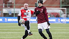 Pavel �ehák (vlevo) ze Slavie a Miroslav Denk ze Sparty p�i utkání veterán�...