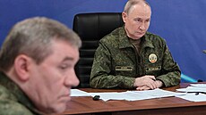 Ruský prezident Vladimir Putin a ná�elník generálního �tábu Valerij Gerasimov...