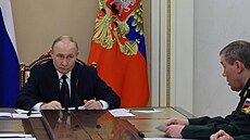 Ruský prezident Vladimir Putin a ná�elník generálního �tábu Valerij Gerasimov...