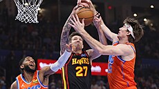 Vít Krej�í (v �erném) z Atlanta Hawks se dere k mí�i v zápase s Oklahoma City...