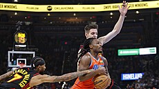 Nickeil Alexander-Walker (7) a Vít Krej�í z Atlanta Hawks brání v zápase s...