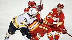 Pavel Zacha (vlevo) z Boston Bruins se p�etla�uje s Connorem Zarym z Calgary...