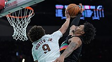 Dylan Harper (vpravo) ze San Antonio Spurs se pokusil o sme� v zápase s...