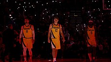 Micah Potter (11), Johnny Furphy (12) a Jarace Walker (5) z Indiana Pacers se...