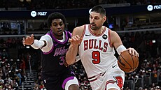 Nikola Vu�evi� (9) z Chicago Bulls úto�í v duelu s  Minnesota Timberwolves,...