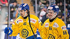 Mat�j Stránský (vlevo) a Valentin Nussbaumer oslavili gól Davosu.