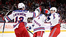 Ar�om Panarin (10), Alexis Lafreniere (13) a Adam Fox oslavují gól New York...
