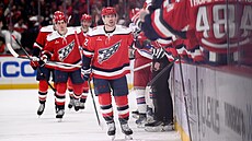 Anthony Beauvillier (72) z Washington Capitals oslavuje se spoluhrá�i sv�j gól.