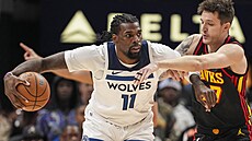 Vít Krej�í (vpravo) z Atlanta Hawks brání v zápase s Minnesota Timberwolves, u...