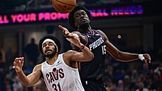 Jarrett Allen (31) z Cleveland Cavaliers a Mark Williams (15) z Phoenix Suns...