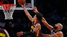Jalen Johnson z Atlanta Hawks zakon�uje na ko�  Minnesota Timberwolves kolem...