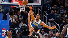 Tony Bradley z Indiana Pacers se natahuje po mí�i, zakon�uje Tristan da Silva z...