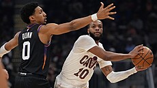 Darius Garland (10) z Cleveland Cavaliers v zápase s Phoenix Suns p�ihrává...