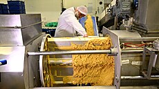 Zam�stnanec cukrá�ství Le Roy Rene p�ipravuje z mandlí tradi�ní cukrovinky...