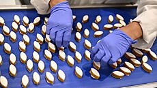 Zam�stnanec cukrá�ství Le Roy Rene p�ipravuje z mandlí tradi�ní cukrovinky...