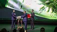 Syrský lídl Ahmed �ara (vlevo) a guvernér syrské centrální banky Abdul Kádir...