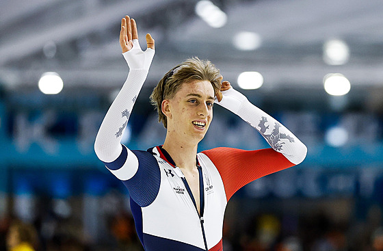 Rychlobrusla� Metod�j Jílek po závod� na 10 000 metr� v rámci Sv�tového poháru...