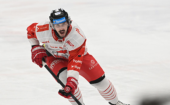 Olomoucký Karel Plá�ek se raduje z gólu proti T�inci.