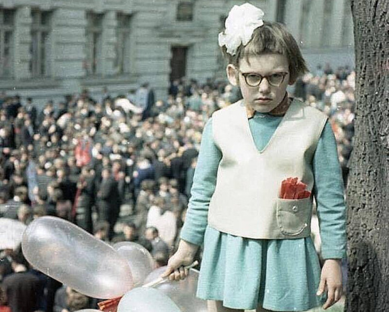 Dívka si oslavy prvního máje ve Lvov� u�ívala po svém. (1. kv�tna 1968)