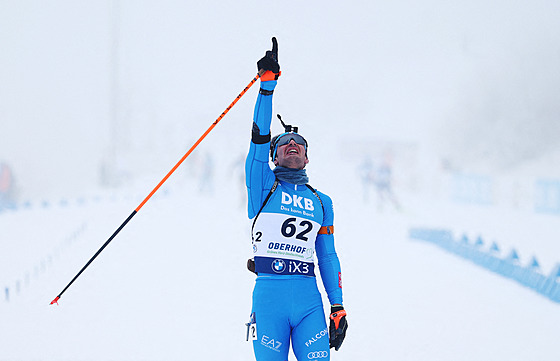 Tommaso Giacomel projí�dí cíl sprintu s jasným gestem.