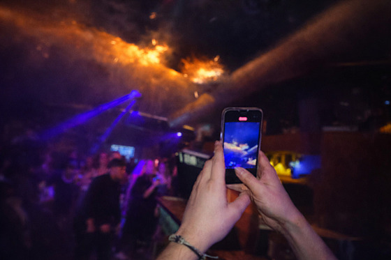 Nové záb�ry z po�áru: místo út�ku si lidé ohe� natá�eli.