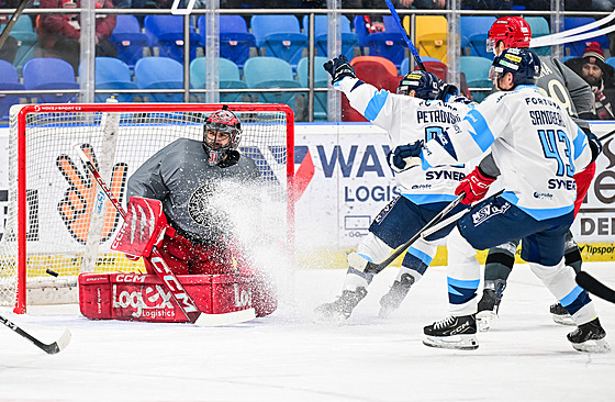 Branká� Stanislav �korvánek z Hradce Králové inkasuje gól od soupe�� z Liberce.