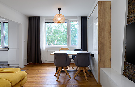 Ve dne obývací pokoj a jídelna, v noci lo�nice rodi��