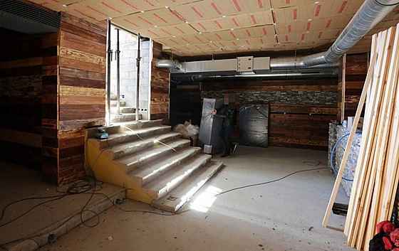 Zú�ení schod� b�hem rekonstrukce ve �výcarském baru La Constellation v roce...