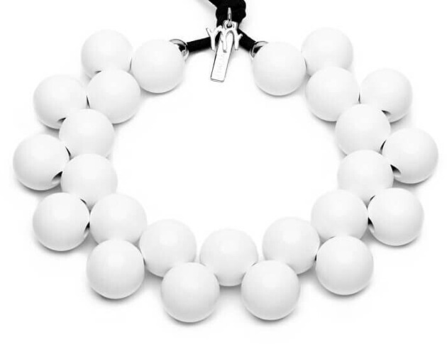 Bílá je módní. Podlehněte letos v zimě sněžné eleganci