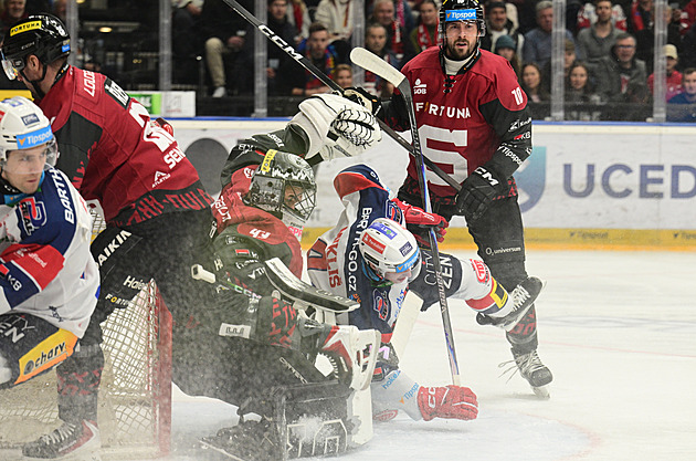 ONLINE: Kdo otevře semifinále vítězstvím? Pardubice hostí Spartu, Třinec přivítá Vary