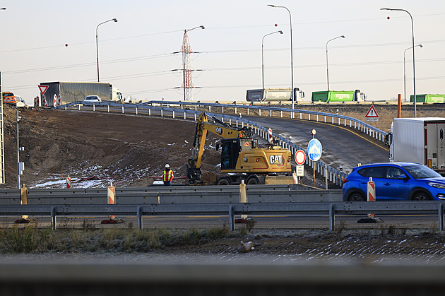 Zmatky po spuštění uzavírky na dálnicích v Brně. Několik aut vjelo ke stavbě