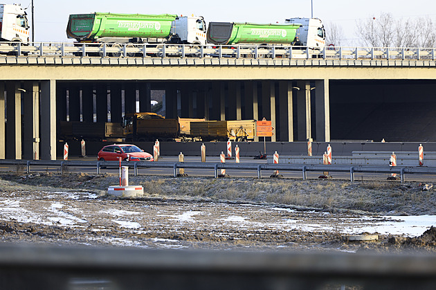 Slepě za náklaďákem i mezi sloupky. Policie ukázala chaos na uzavírce dálnic